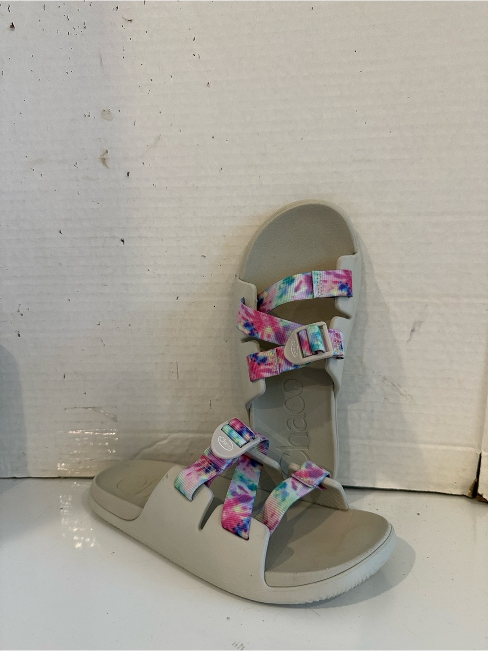 Chaco Chillos Neutral Slide Sandals with Multicolor Tie-Dye Straps (sz 6)